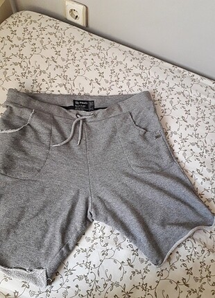 Gri Short