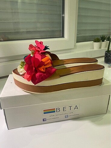 Beta çiçekli kadın topuklu sandalet