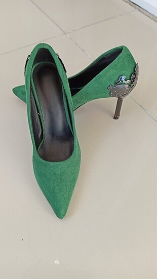 Yeşil süet stiletto ayakkabı 