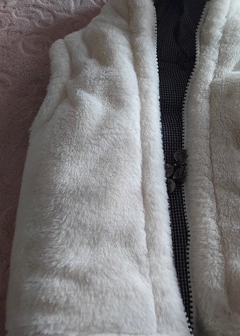 Kız Çocuk Beyaz Kürklü Kapüşonlu Yelek - Görsel 2