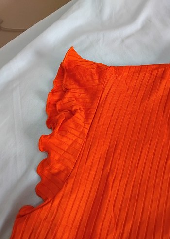 turuncu Piliseli Yüksek Yakalı Kolsuz Bluz - Görsel 2