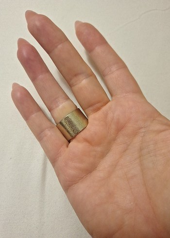 Altın Renkli Pul Detaylı Yılan Desenli Yüzük - Görsel 2