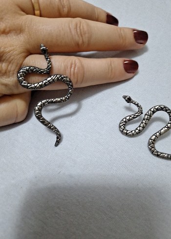 Gri Yılan Desenli Halkalı Kadın Küpe - Görsel 4