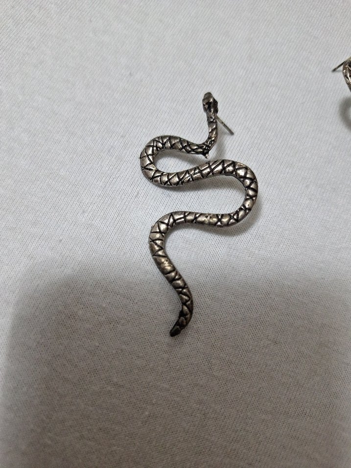 Gri Yılan Desenli Halkalı Kadın Küpe - Görsel 2
