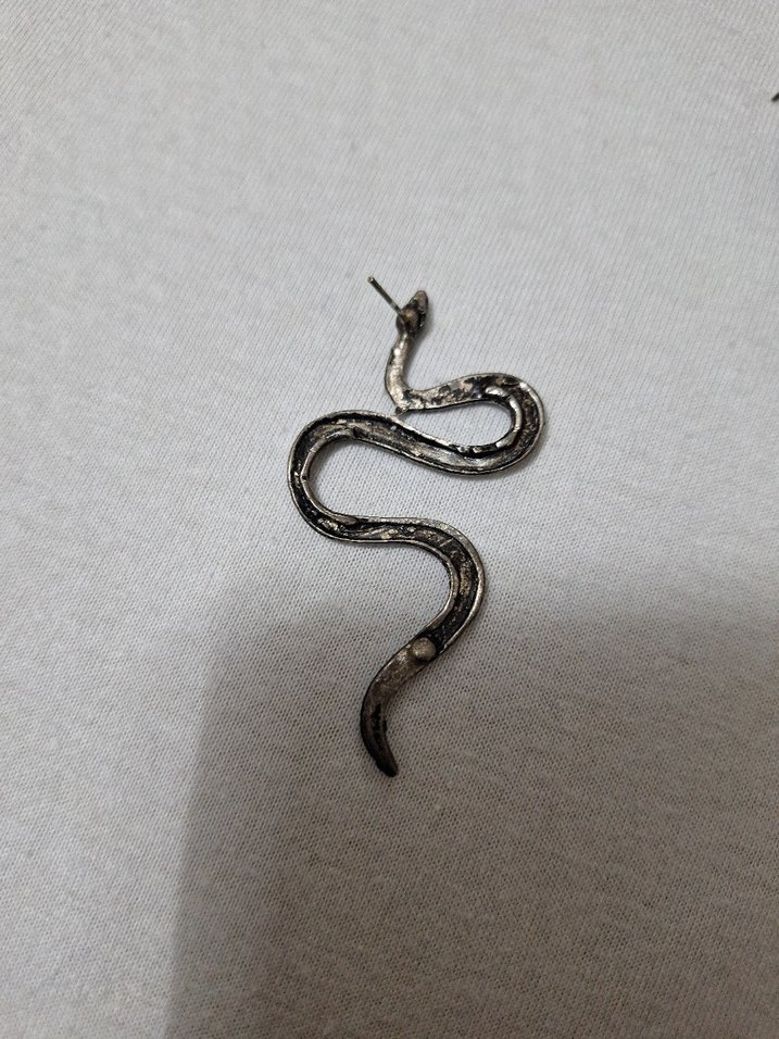 Gri Yılan Desenli Halkalı Kadın Küpe - Görsel 3