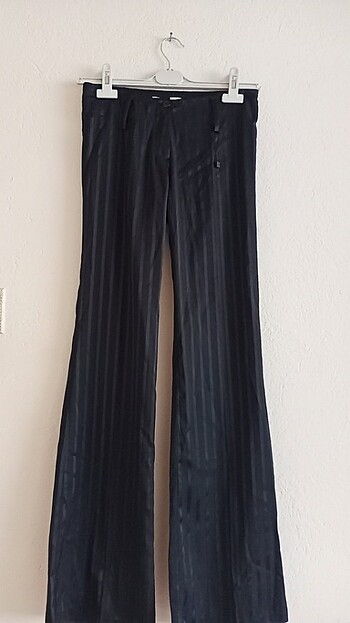Siyah çizgi detaylı kumaş pantolon 