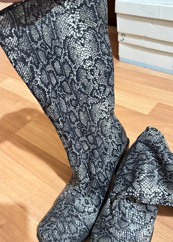 Gri Yılan Desenli Topuklu Kadın Çizme - Görsel 9