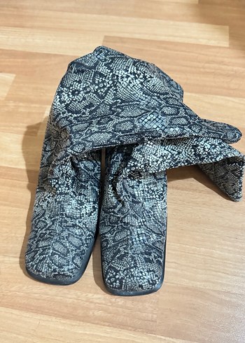 Gri Yılan Desenli Topuklu Kadın Çizme - Görsel 5