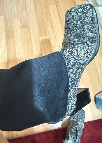 Gri Yılan Desenli Topuklu Kadın Çizme - Görsel 4