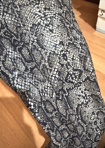 Gri Yılan Desenli Topuklu Kadın Çizme - Görsel 8