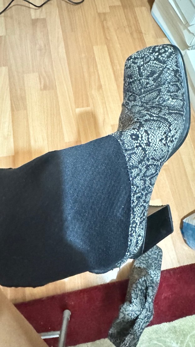 Gri Yılan Desenli Topuklu Kadın Çizme - Görsel 4