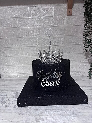  Beden Renk Siyah Queen ve taçlı maket pasta