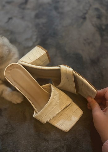 Bej Yılan Desenli Tokalı Kadın Terlik - Görsel 2