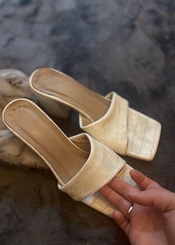 Bej Yılan Desenli Tokalı Kadın Terlik - Görsel 4