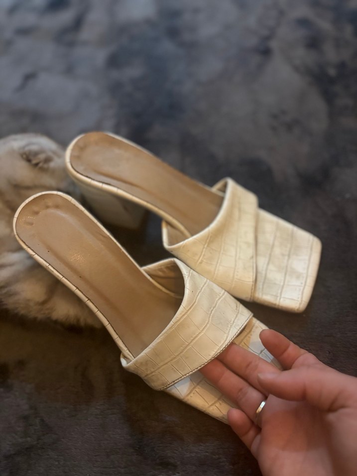 Bej Yılan Desenli Tokalı Kadın Terlik - Görsel 4