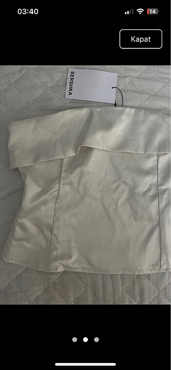 Bershka Bershka saten crop etiketlidir