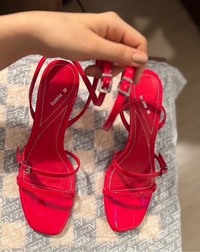 39 Beden Bershka kalın topuklu kırmızı ayakkabı / topuklu sandalet