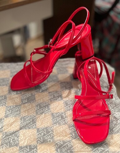 Bershka kalın topuklu kırmızı ayakkabı / topuklu sandalet