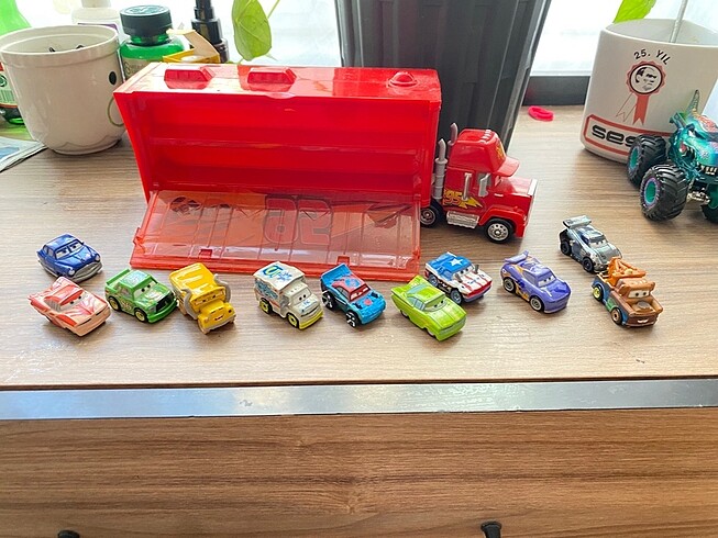  Cars Mini Racers figürleri ve Tırı