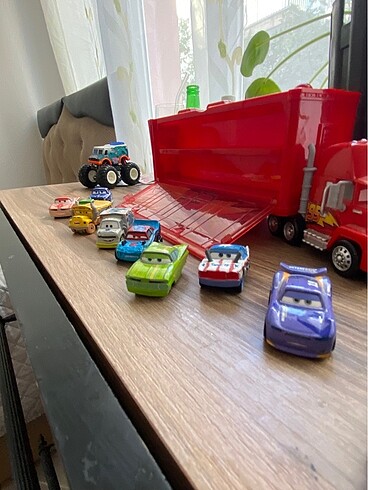  Beden Renk Cars Mini Racers figürleri ve Tırı