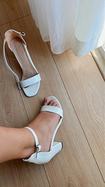 Beyaz kalın topuklu ayakkabı