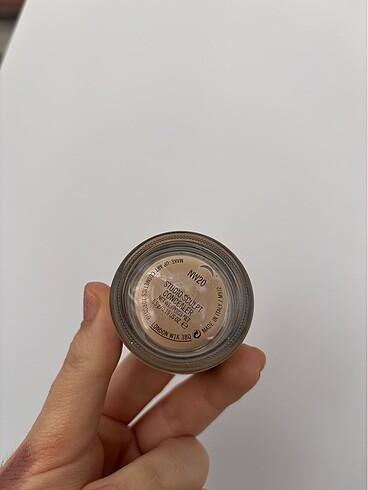 Beden MAC NW20 Concealer