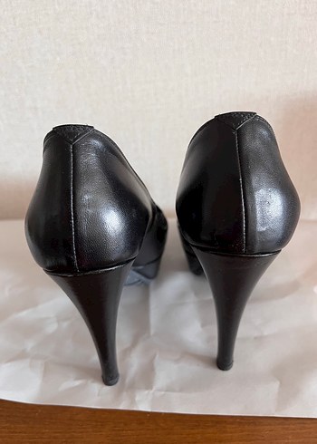 Divarese Siyah Nakışlı Deri Stiletto Divarese