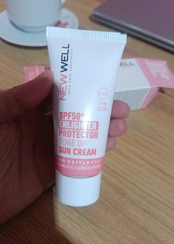 New Well New Well SPF50+ Aydınlatıcı Güneş Kremi
