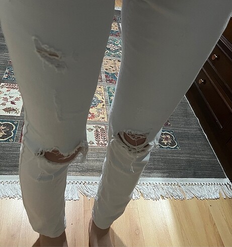 Beyaz dizleri yırtık pantolon - Görsel 5