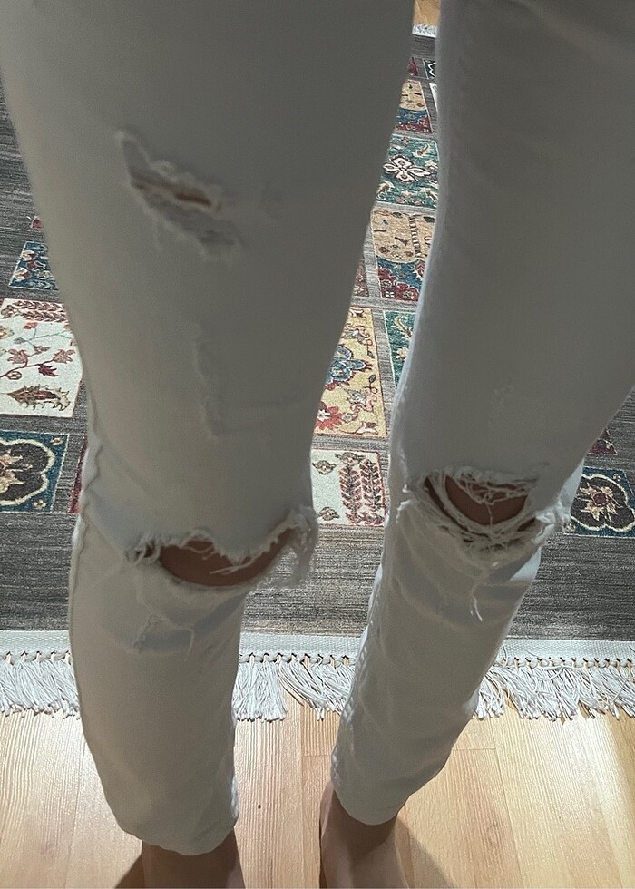 Beyaz dizleri yırtık pantolon - Görsel 5