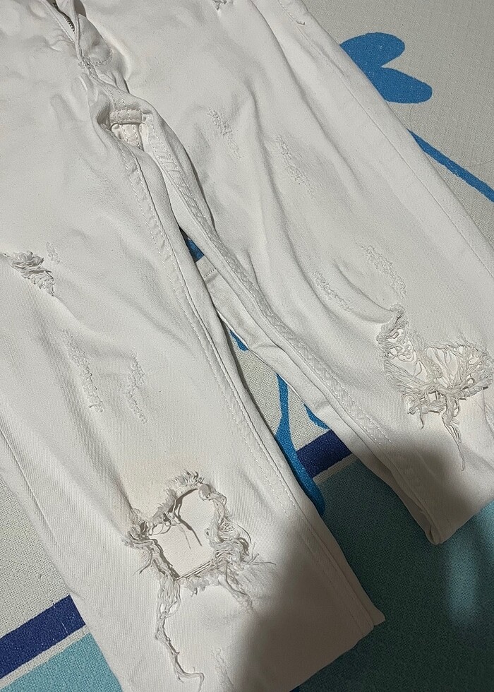 Beyaz dizleri yırtık pantolon - Görsel 3