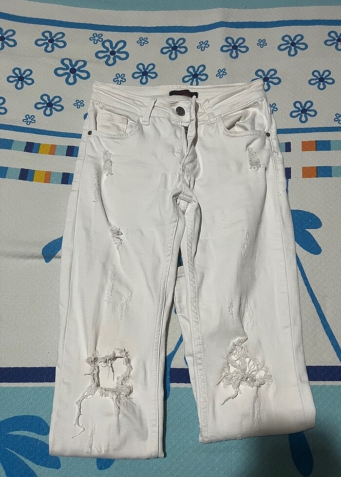 Beyaz dizleri yırtık pantolon - Görsel 2