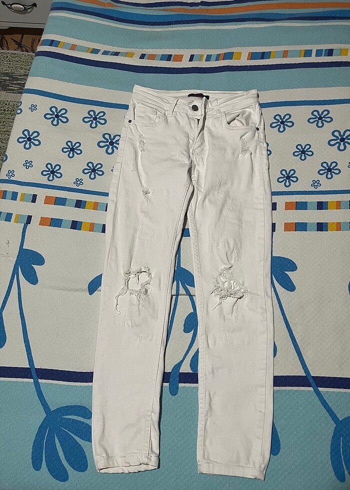 Beyaz dizleri yırtık pantolon - Görsel 4