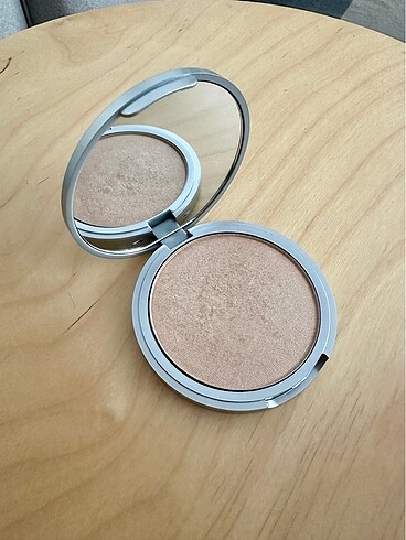 The Balm The balm highlighter