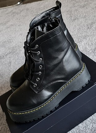 Dr. Martens muadili bot