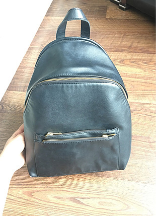 Siyah sırt çantası 