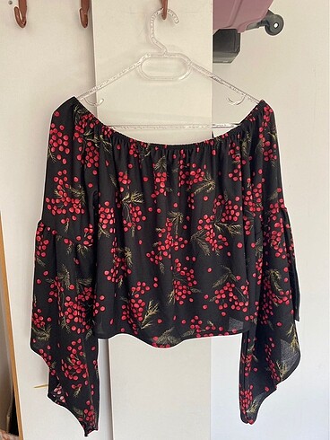 Siyah çiçekli crop