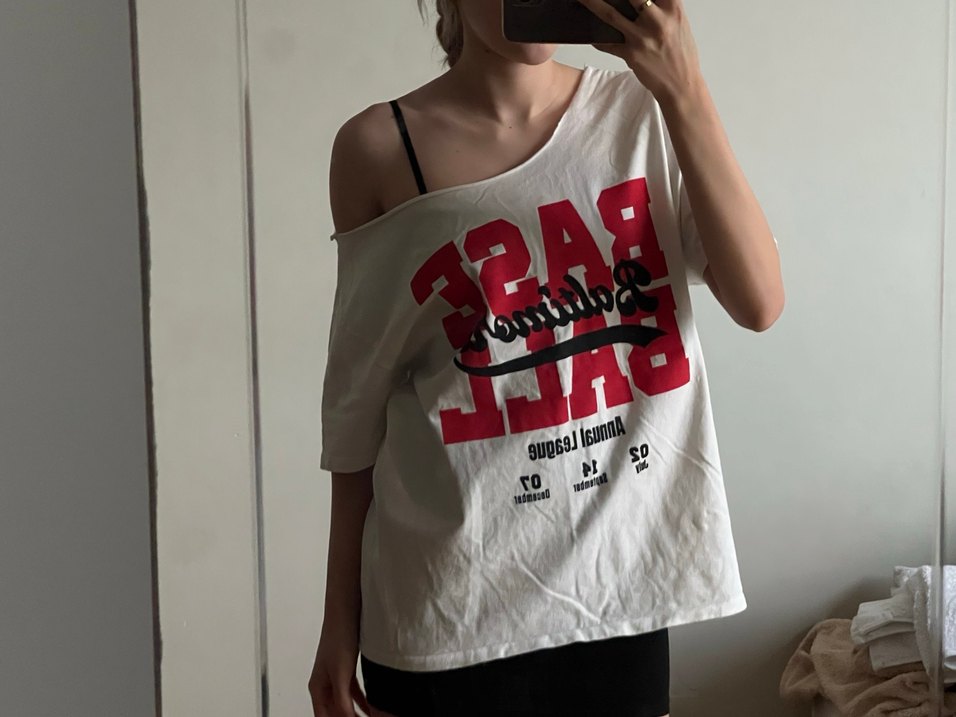 Beyaz Baskılı Straplez Oversize Tişört - Görsel 3