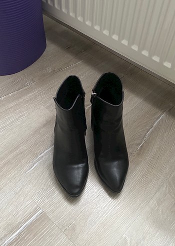 Siyah Deri Tokalı Topuklu Bot - Görsel 5