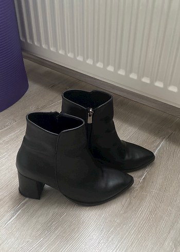 Siyah Deri Tokalı Topuklu Bot - Görsel 4