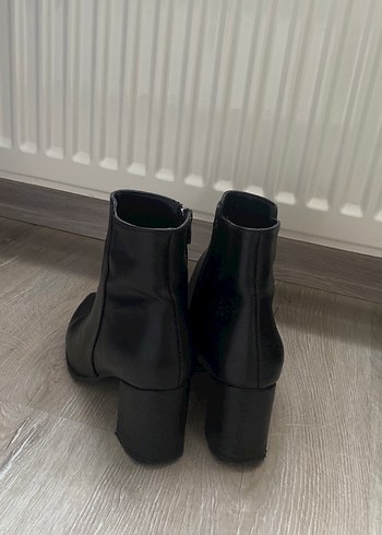 Siyah Deri Tokalı Topuklu Bot - Görsel 3