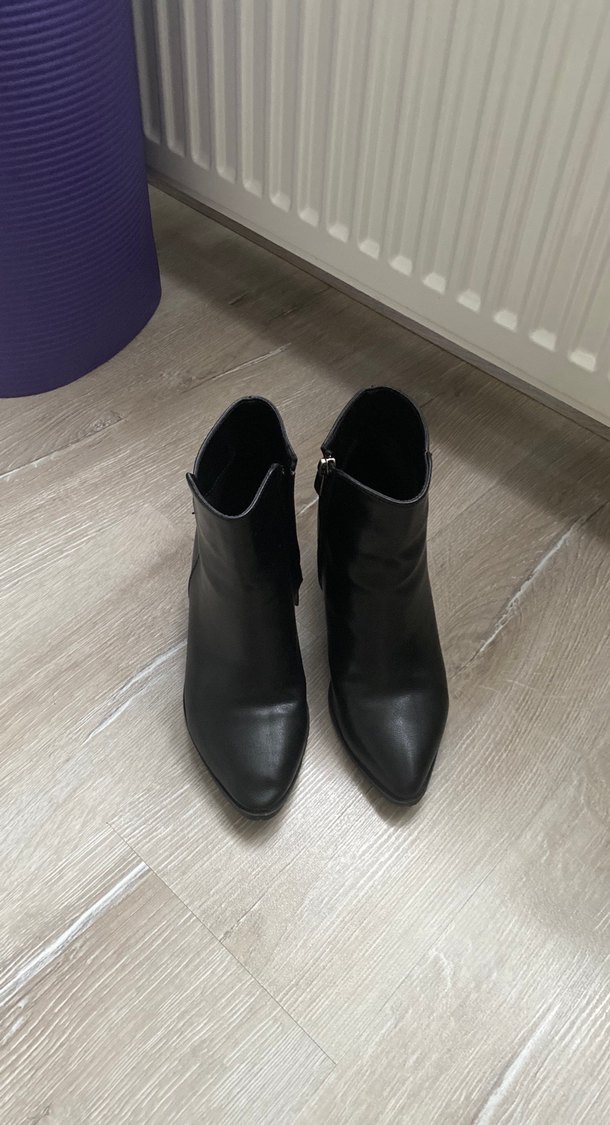 Siyah Deri Tokalı Topuklu Bot - Görsel 5