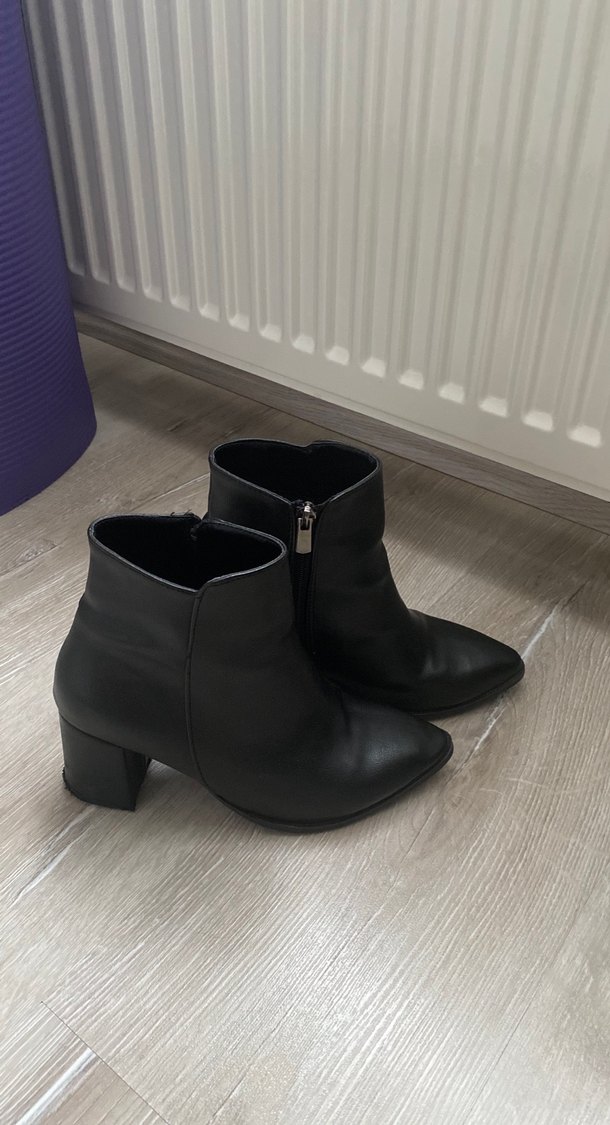 Siyah Deri Tokalı Topuklu Bot - Görsel 4