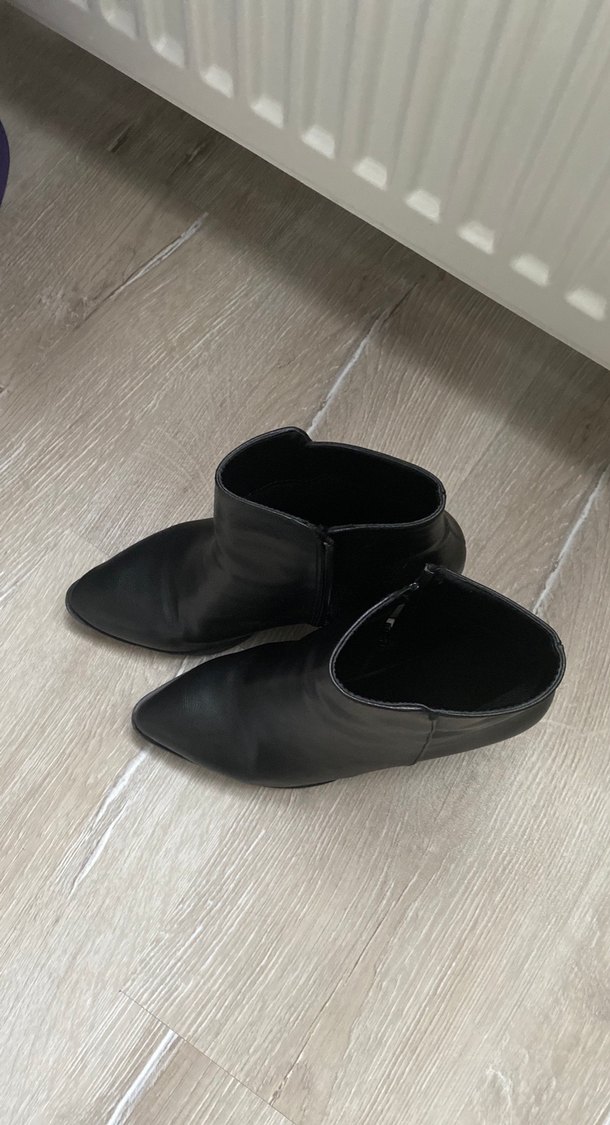 Siyah Deri Tokalı Topuklu Bot - Görsel 2