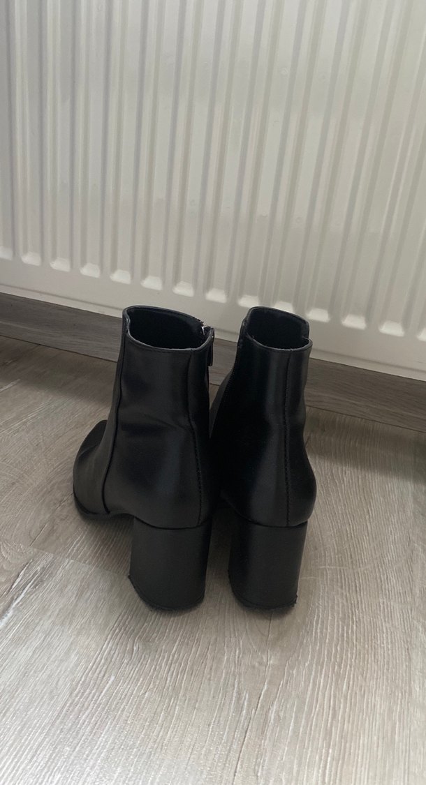 Siyah Deri Tokalı Topuklu Bot - Görsel 3