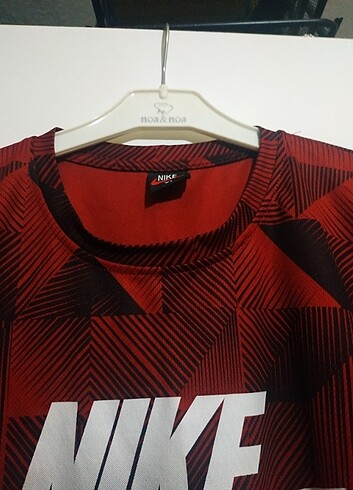 Nike Tşört Nike M-L uyumludur kırmızı 