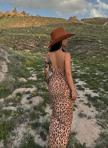 Bershka Tek yırtmaçlı leoparlı long elbise