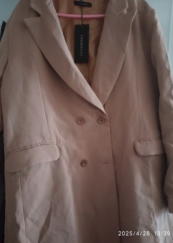 Bej Düğmeli Kadın Midi Blazer Ceket