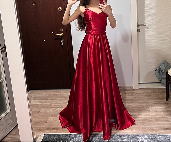 Kırmızı saten elbise