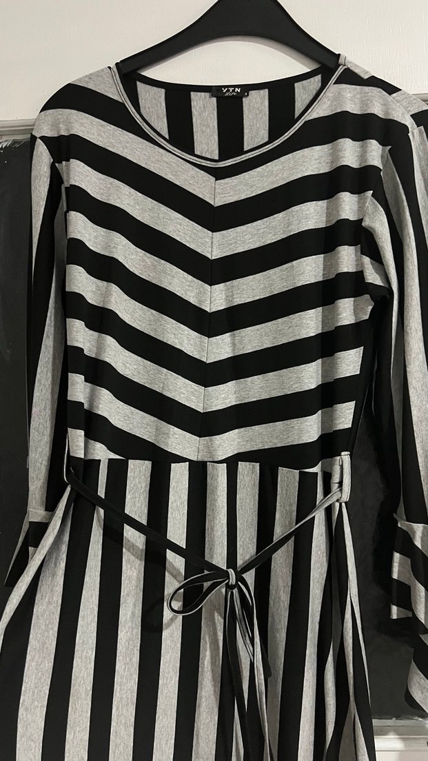 Uzun Zebra Desenli Drapeli Siyah Elbise - Görsel 4